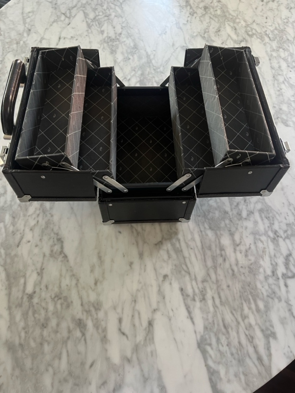 Train Makeup Case - Picture 4 of 8